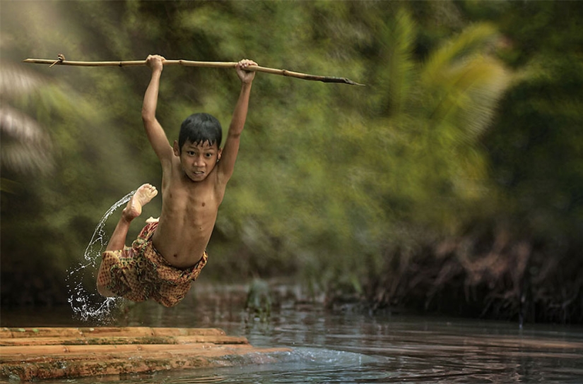 The simple life of an Indonesian village photographed by Herman Damar