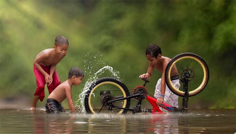 The simple life of an Indonesian village photographed by Herman Damar