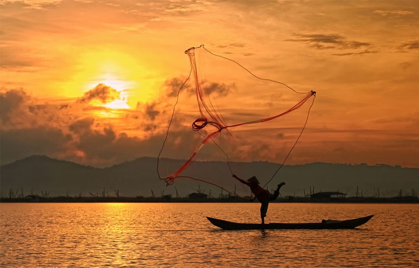The simple life of an Indonesian village photographed by Herman Damar