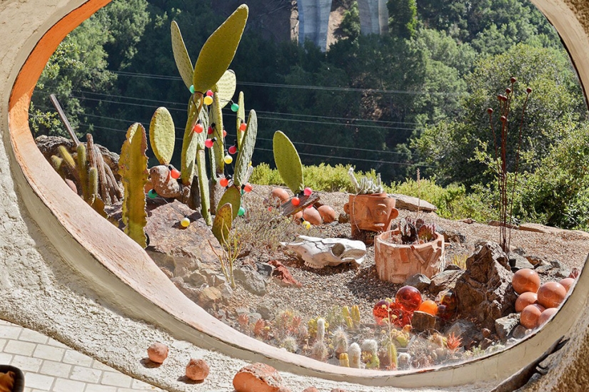 The Strange Flintstones House in California that No One Wants to Buy