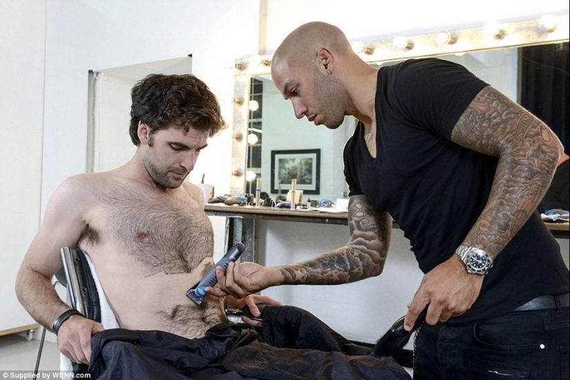 The stylist shaves the world&#39;s landmarks from the hair on the male chest