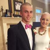 The teenager shaved his head in solidarity with his girlfriend with cancer The teenager shaved his head in solidarity with his girlfriend with cancer