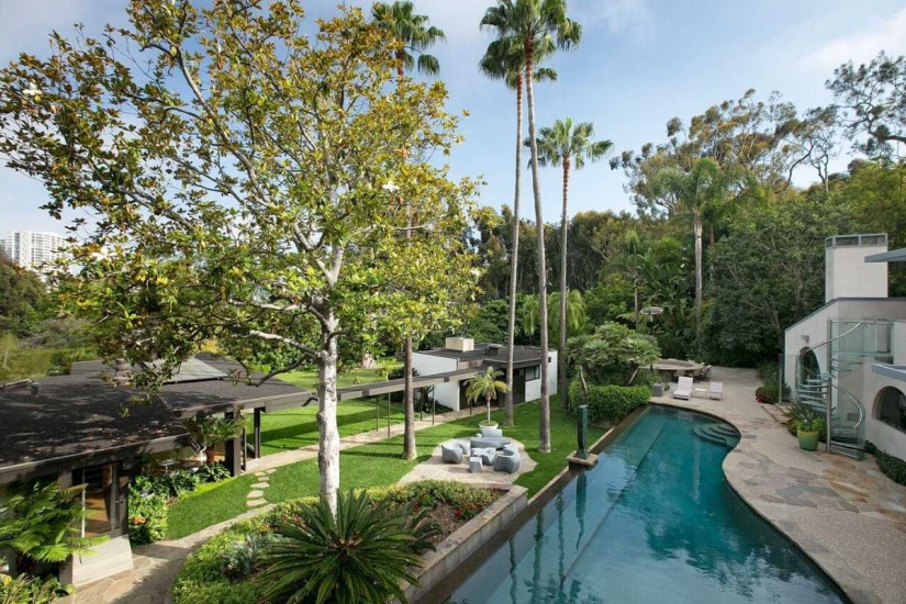 The ultra-modern estate of one of the creators of The Simpsons, which can be bought for $ 18 million The ultra-modern estate of one of the creators of The Simpsons, which can be bought for $ 18 million