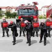 The use of weapons by the police in different countries