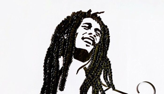 This Artist Uses Cassette Tapes To Create Unique Portraits Featuring Her Favorite Musicians This Artist Uses Cassette Tapes To Create Unique Portraits Featuring Her Favorite Musicians