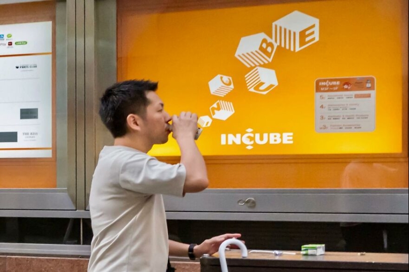 This Photographer Captured Funny Accidental Images While Strolling Through The Streets