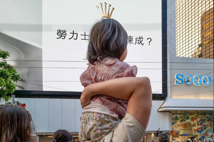 This Photographer Captured Funny Accidental Images While Strolling Through The Streets