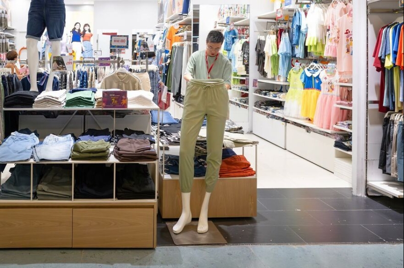 This Photographer Captured Funny Accidental Images While Strolling Through The Streets