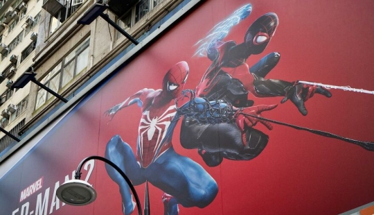 This Photographer Captured Funny Accidental Images While Strolling Through The Streets