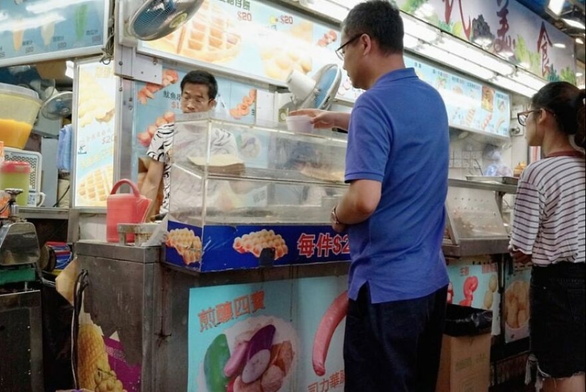 This Photographer Captured Funny Accidental Images While Strolling Through The Streets