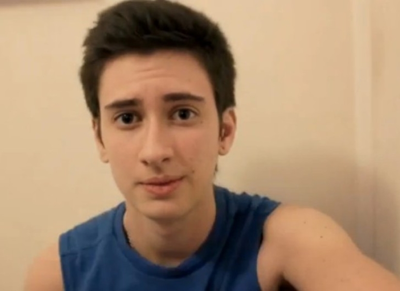 This transgender guy took a selfie every day for three years to show how his face was changing