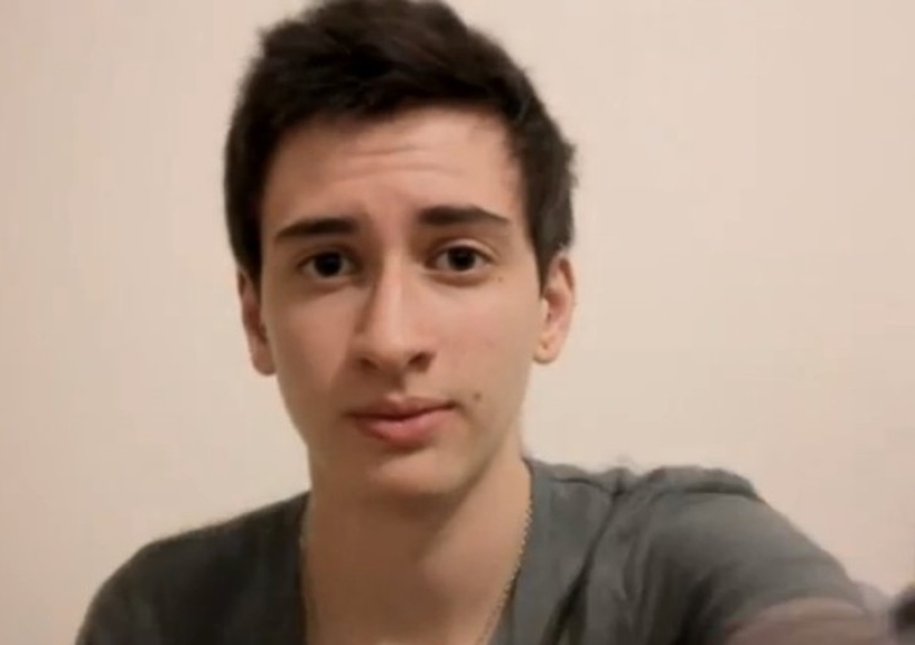 This transgender guy took a selfie every day for three years to show how his face was changing