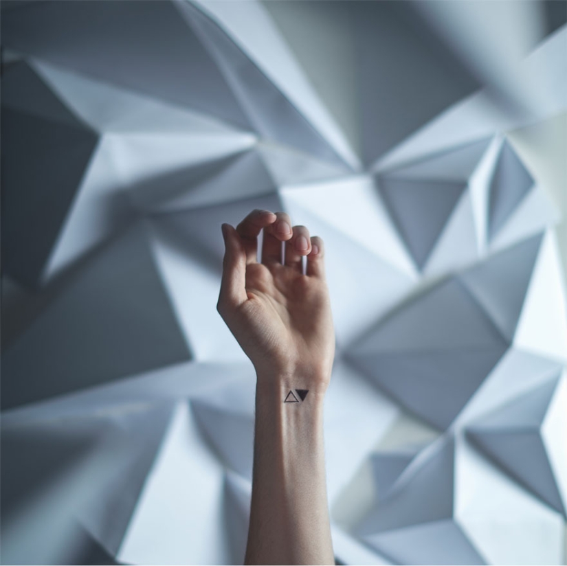 Tiny tattoos paired with a suitable background - this is real fine art!