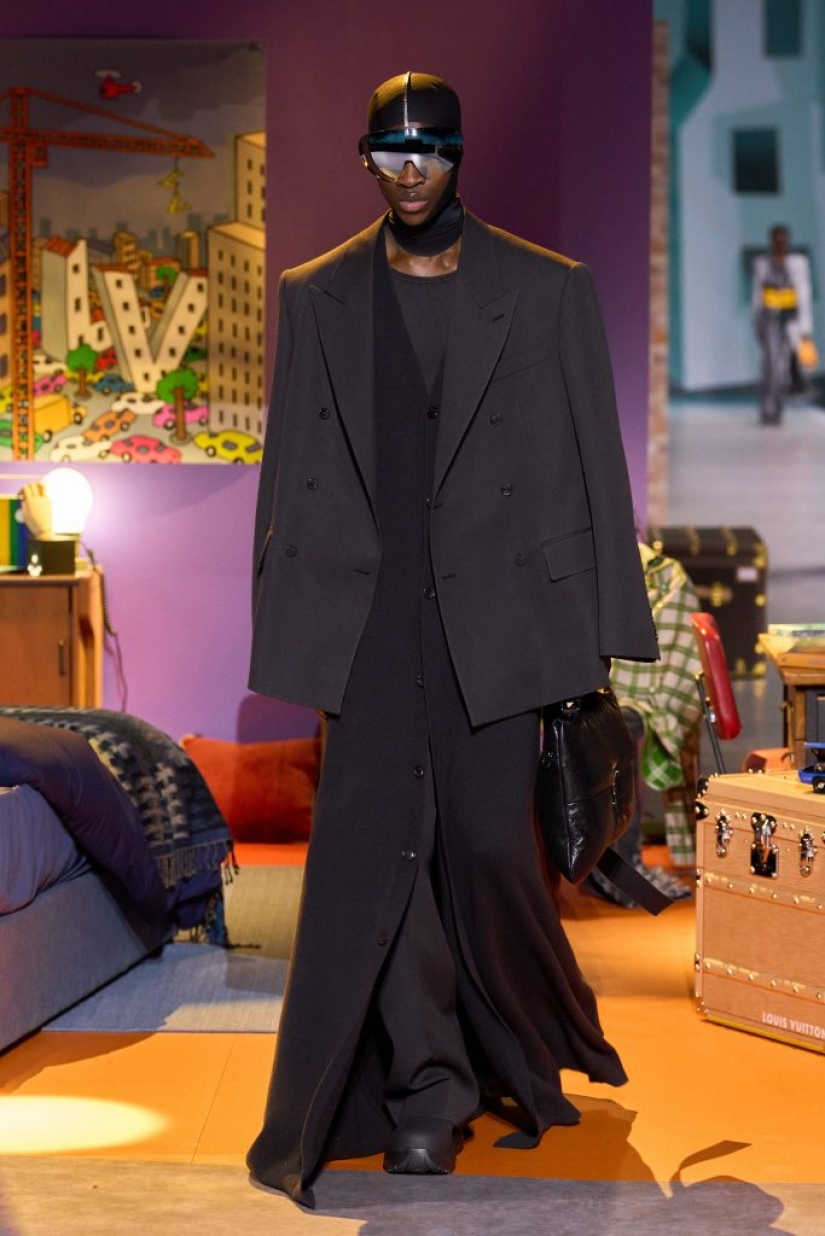 Tired? Then you definitely need a pillow bag like on the JW Anderson and Louis Vuitton shows.