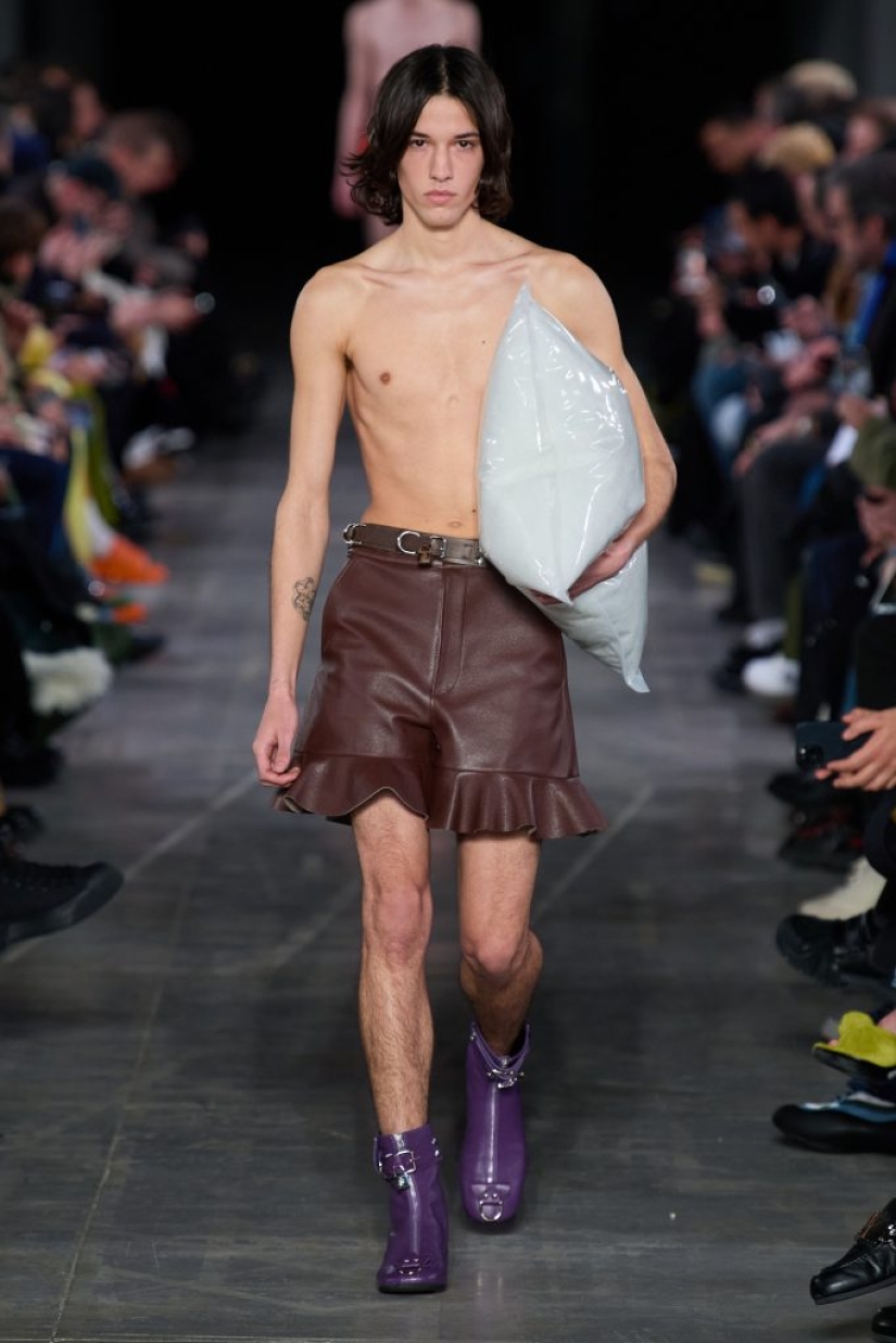 Tired? Then you definitely need a pillow bag like on the JW Anderson and Louis Vuitton shows.