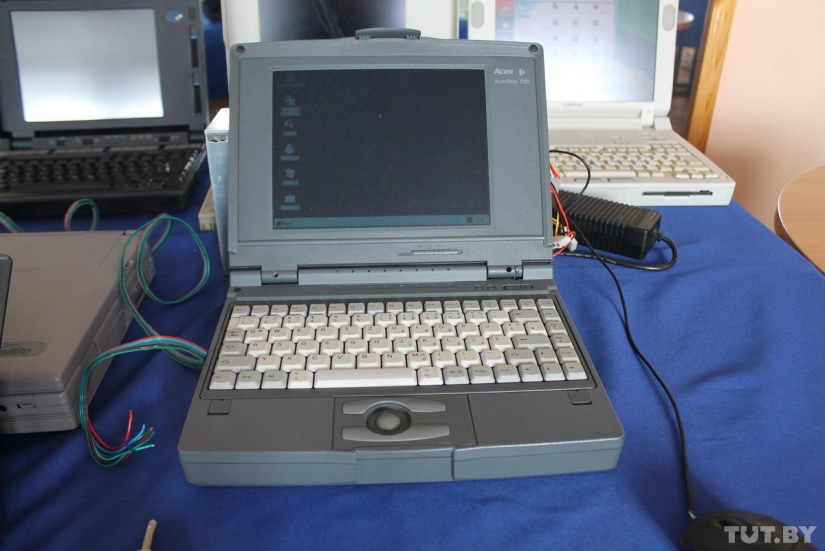 Tocamos y lloramos: una exposición de computadoras viejas