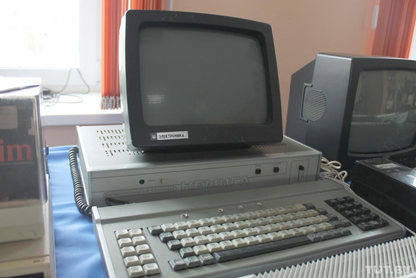 Tocamos y lloramos: una exposición de computadoras viejas