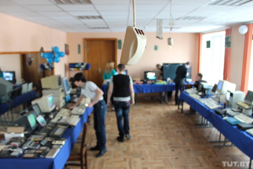 Tocamos y lloramos: una exposición de computadoras viejas