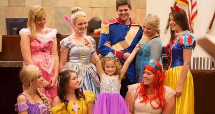 Toda la sala del tribunal se vistió con disfraces de personajes de Disney para apoyar a una niña de 5 años