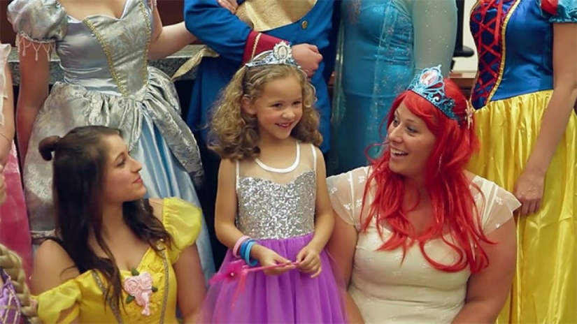 Toda la sala del tribunal se vistió con disfraces de personajes de Disney para apoyar a una niña de 5 años