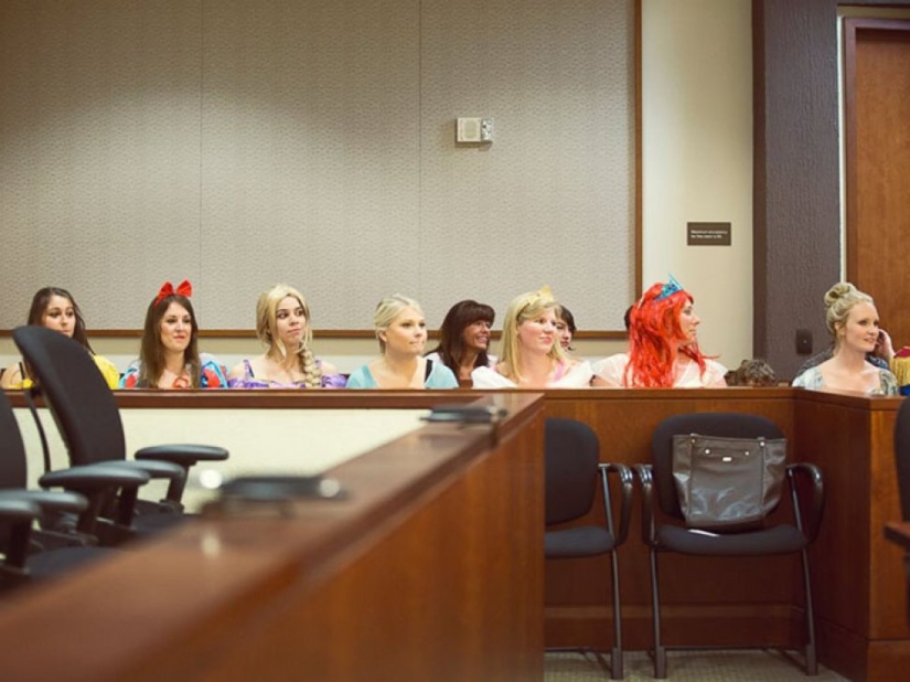 Toda la sala del tribunal se vistió con disfraces de personajes de Disney para apoyar a una niña de 5 años