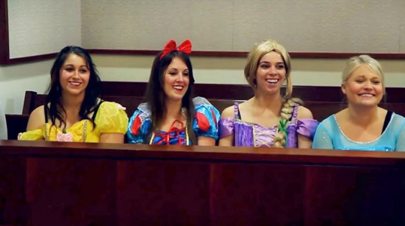 Toda la sala del tribunal se vistió con disfraces de personajes de Disney para apoyar a una niña de 5 años
