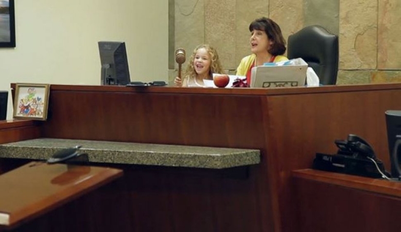 Toda la sala del tribunal se vistió con disfraces de personajes de Disney para apoyar a una niña de 5 años