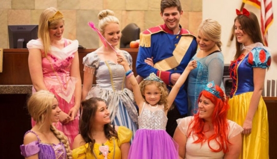 Toda la sala del tribunal se vistió con disfraces de personajes de Disney para apoyar a una niña de 5 años Toda la sala del tribunal se vistió con disfraces de personajes de Disney para apoyar a una niña de 5 años