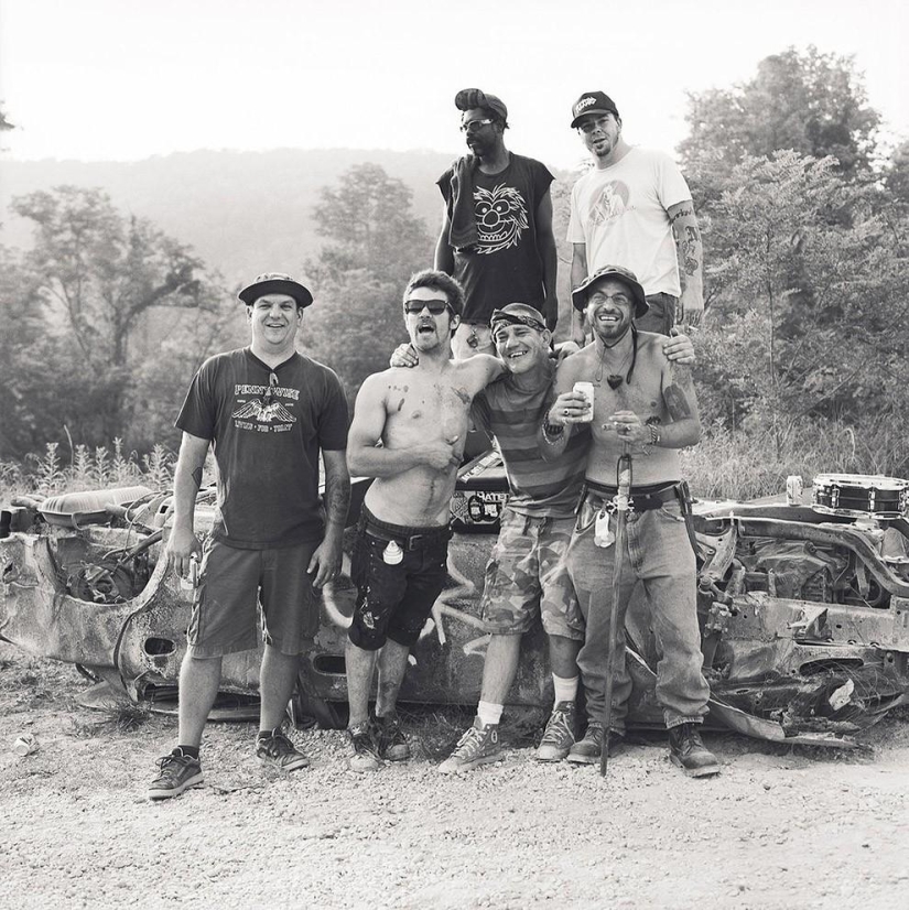 Tomando un descanso de la basura y el frenesí en el festival de skate anarquista