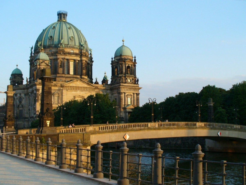 Top 25 popular tourist destinations in 2014