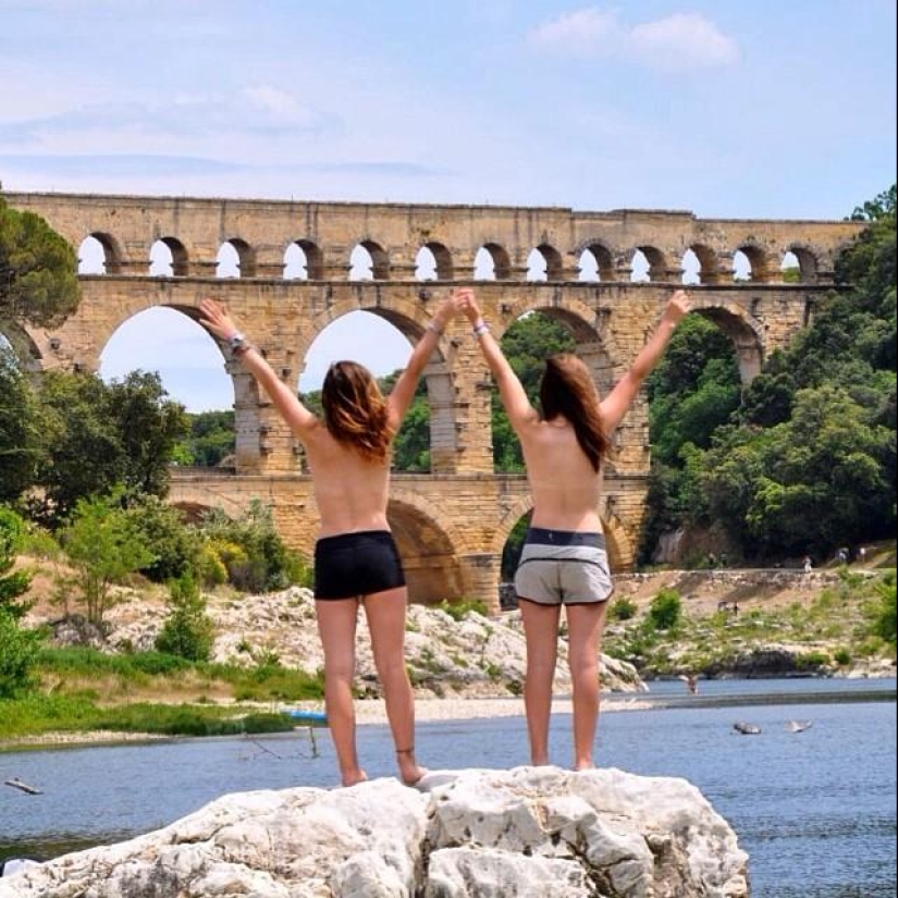Topless es la nueva tendencia para las fotos de vacaciones