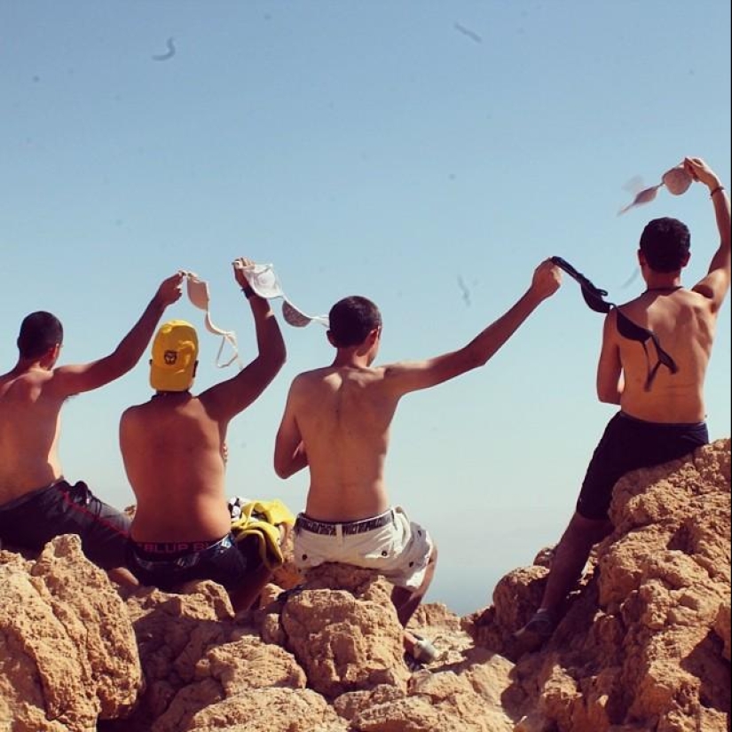 Topless es la nueva tendencia para las fotos de vacaciones