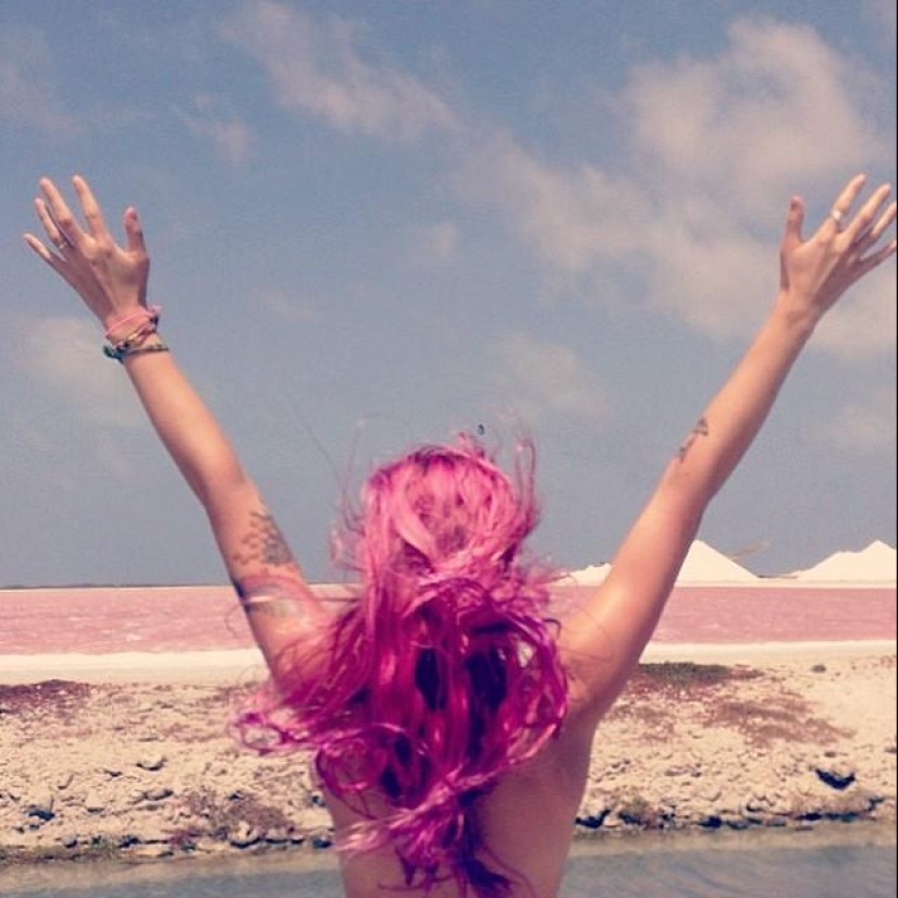 Topless es la nueva tendencia para las fotos de vacaciones