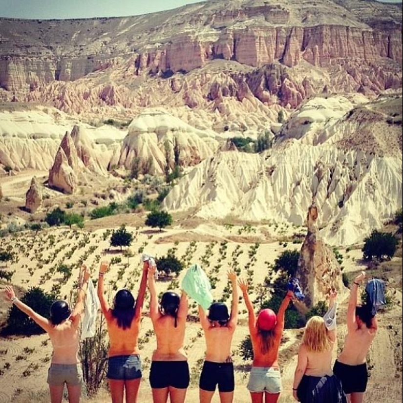 Topless es la nueva tendencia para las fotos de vacaciones