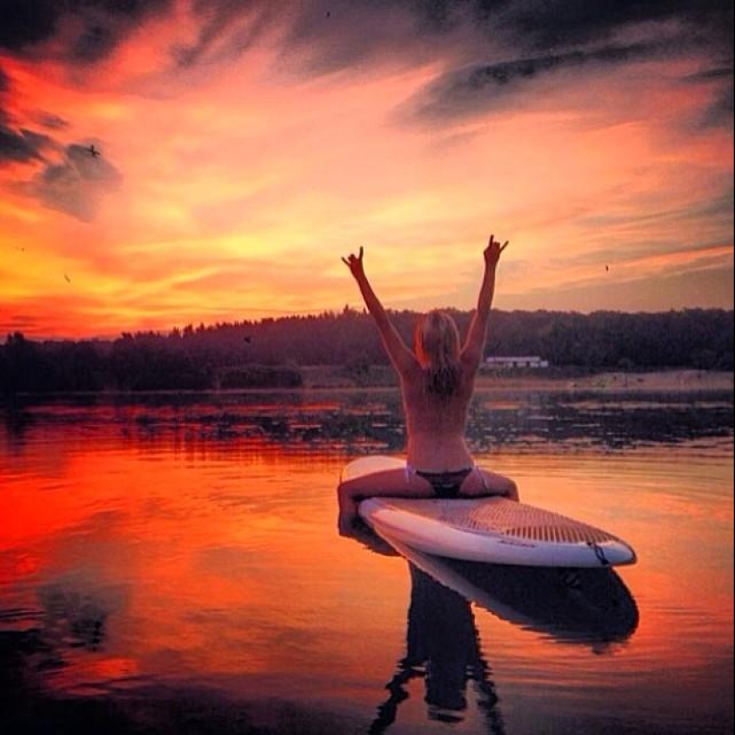 Topless is the new trend for vacation photos