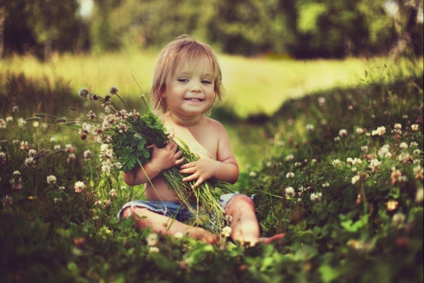 Touching children&#39;s portraits