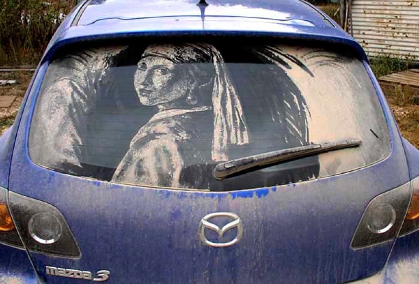 Trabajo polvoriento: el artista pinta pinturas geniales en ventanas sucias de automóviles