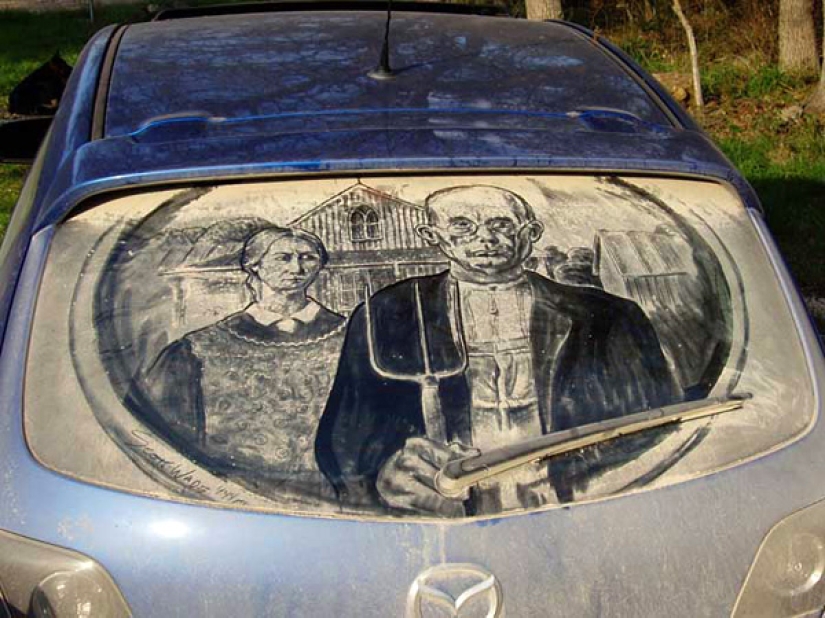 Trabajo polvoriento: el artista pinta pinturas geniales en ventanas sucias de automóviles