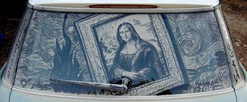 Trabajo polvoriento: el artista pinta pinturas geniales en ventanas sucias de automóviles