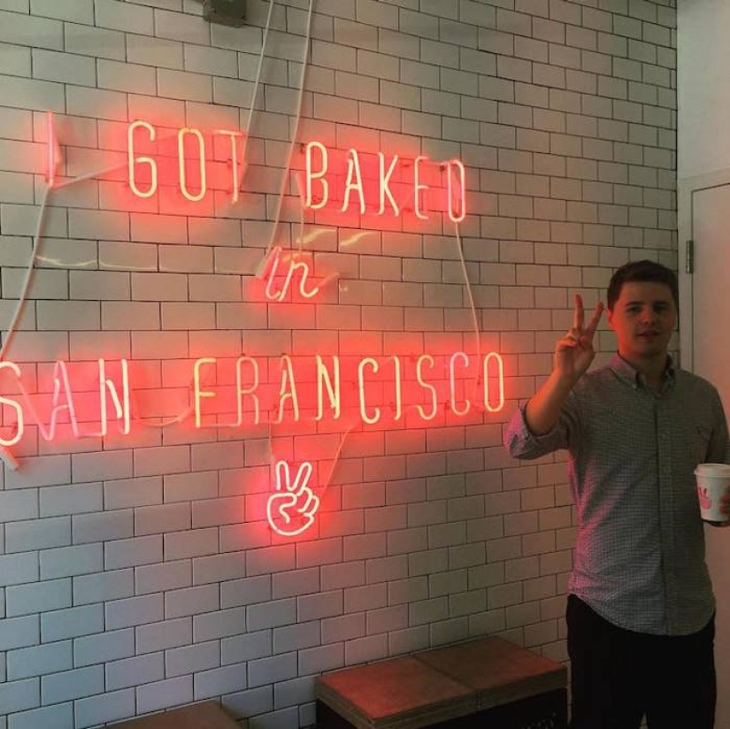 Tratando de encontrar un trabajo, el tipo fingió ser un mensajero y puso un currículum en una caja con donas