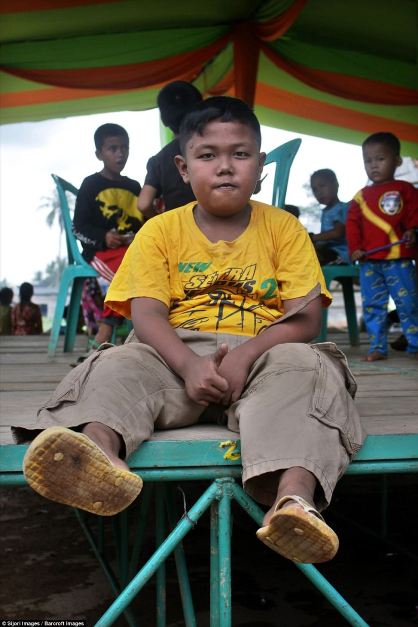 Two-year-old kid from Indonesia quit smoking