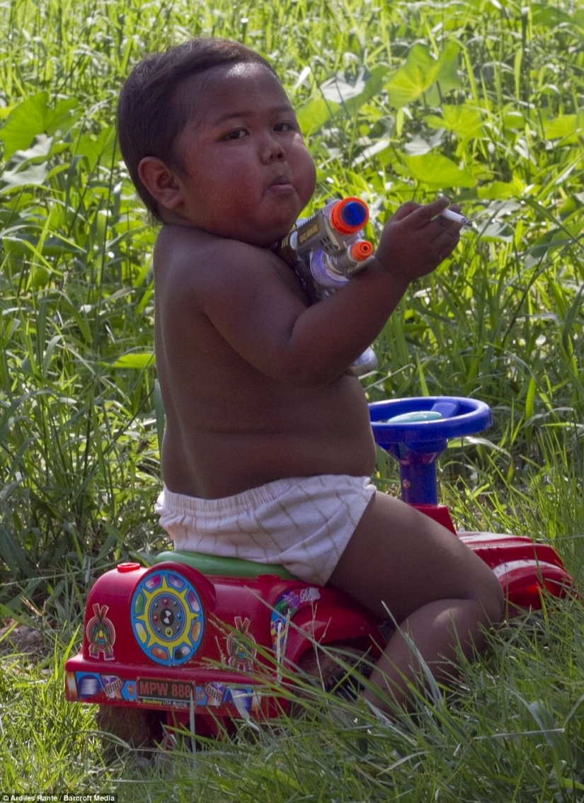 Two-year-old kid from Indonesia quit smoking