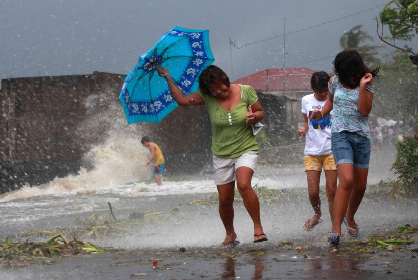 Typhoon Haiyan claimed the lives of more than 10 thousand people Typhoon Haiyan claimed the lives of more than 10 thousand people