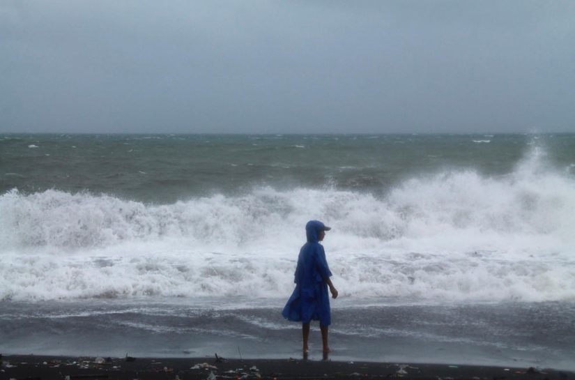 Typhoon Haiyan claimed the lives of more than 10 thousand people Typhoon Haiyan claimed the lives of more than 10 thousand people