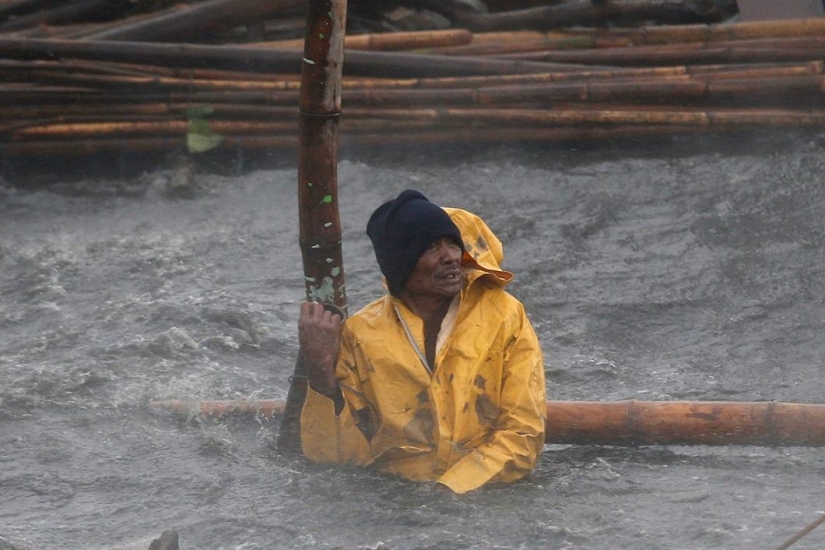 Typhoon Ramassan hits the Philippines Typhoon Ramassan hits the Philippines