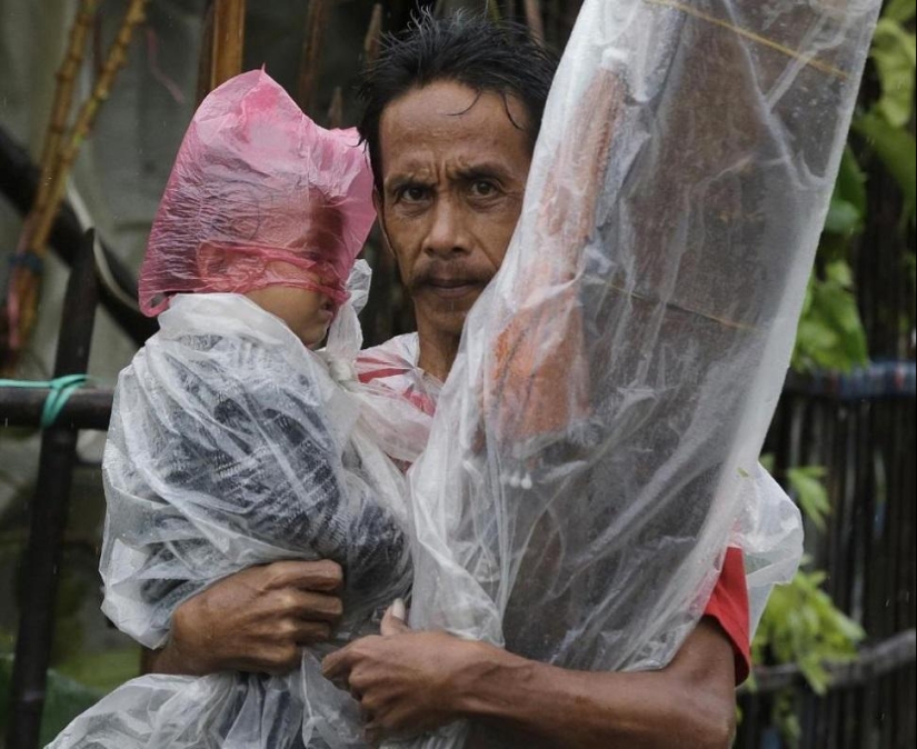 Typhoon Ramassan hits the Philippines Typhoon Ramassan hits the Philippines