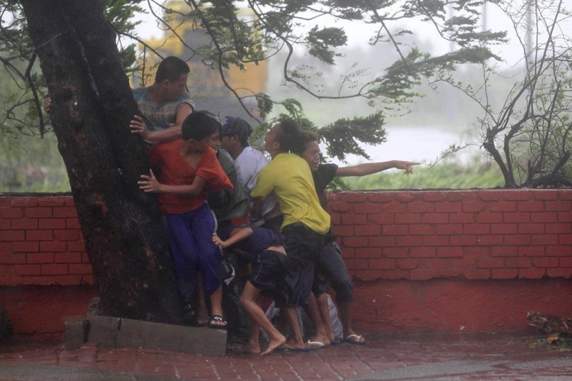 Typhoon Ramassan hits the Philippines Typhoon Ramassan hits the Philippines
