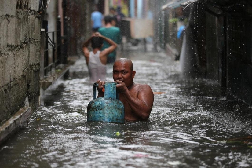 Typhoon Ramassan hits the Philippines Typhoon Ramassan hits the Philippines