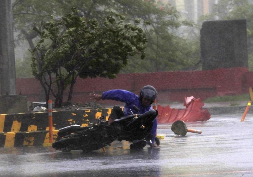 Typhoon Ramassan hits the Philippines Typhoon Ramassan hits the Philippines