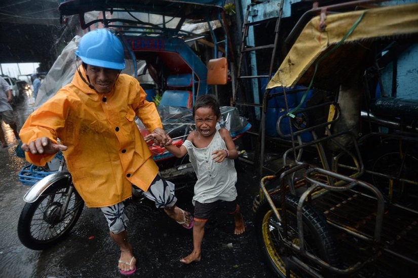 Typhoon Ramassan hits the Philippines Typhoon Ramassan hits the Philippines